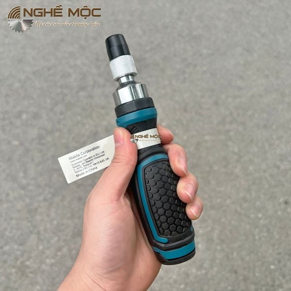 Bộ tua vít tự động và 8 mũi vít Makita E-10942