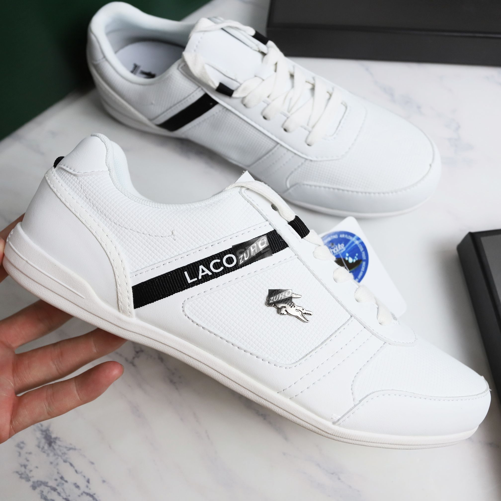 Sneaker LCST logo kim loai Trắng
