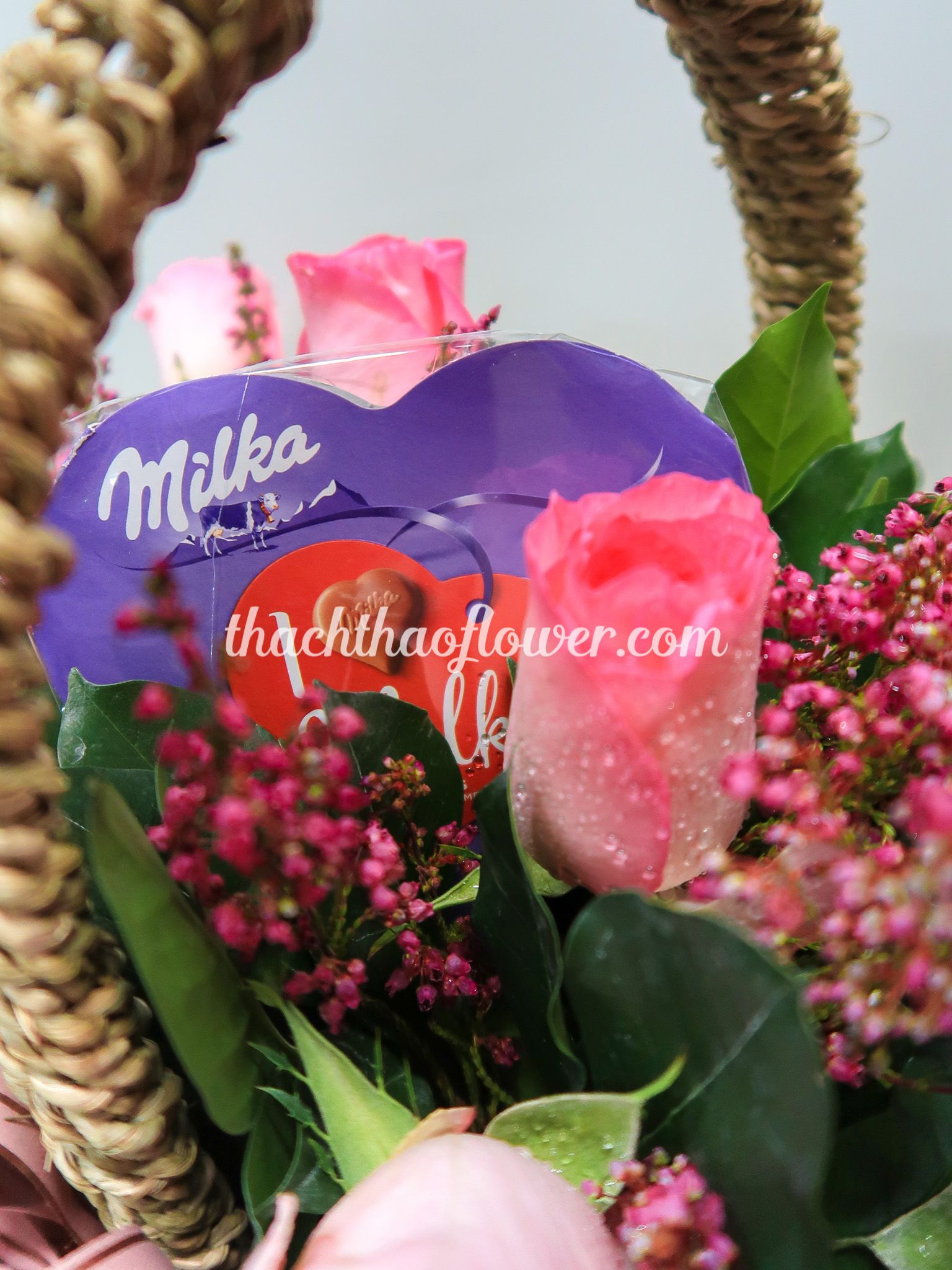  PN016 - Lẵng Cói 11 Bông Hồng Hà Lan Bella Vita Và 1 Hộp Chocolate Sữa Milka Của Đức 