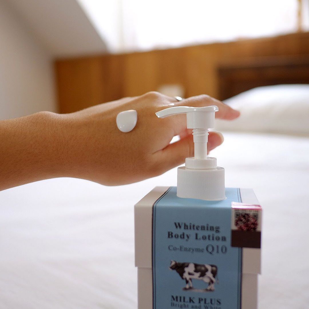 Dưỡng thể dưỡng trắng và trẻ hóa da Scentio Milk Plus Q10 400ml