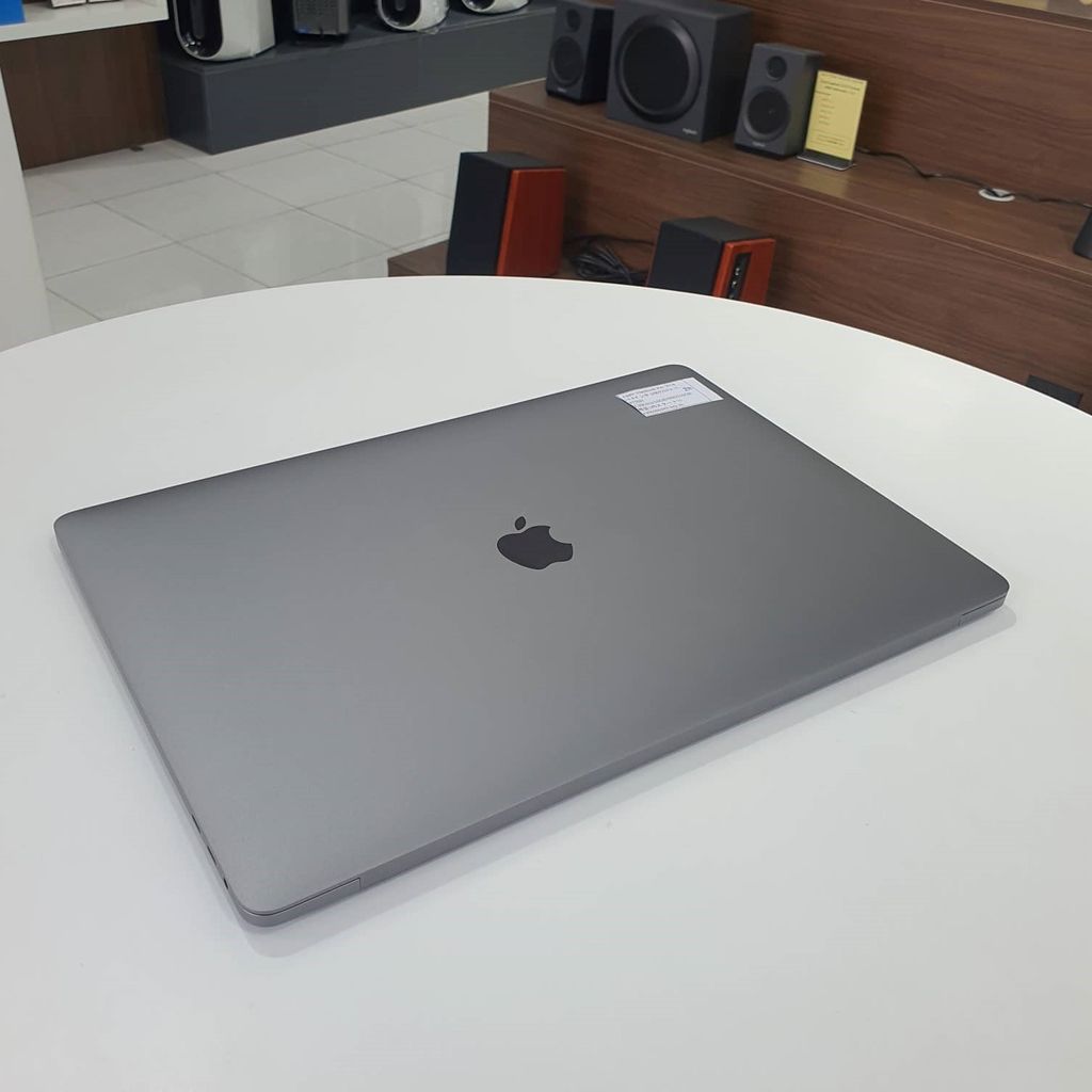 MacBook Pro 2018 15 inch ( 2.9Ghz i9/ 32GB Ram/ 1TB SSD/ Radeon Vega 16/ Gray) - Like New 99%