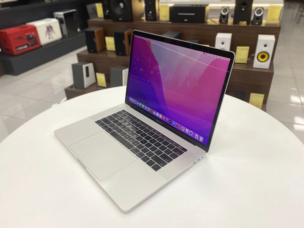 Macbook Pro 15 inch 2018 MR932 Core I9 2.9Ghz 16GB SSD 256GB AMD PRO 555X 4GB Key US New 99%