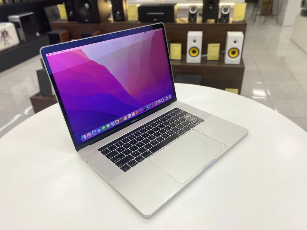 Macbook Pro 15 inch 2018 MR932 Core I9 2.9Ghz 16GB SSD 256GB AMD PRO 555X 4GB Key US New 99%