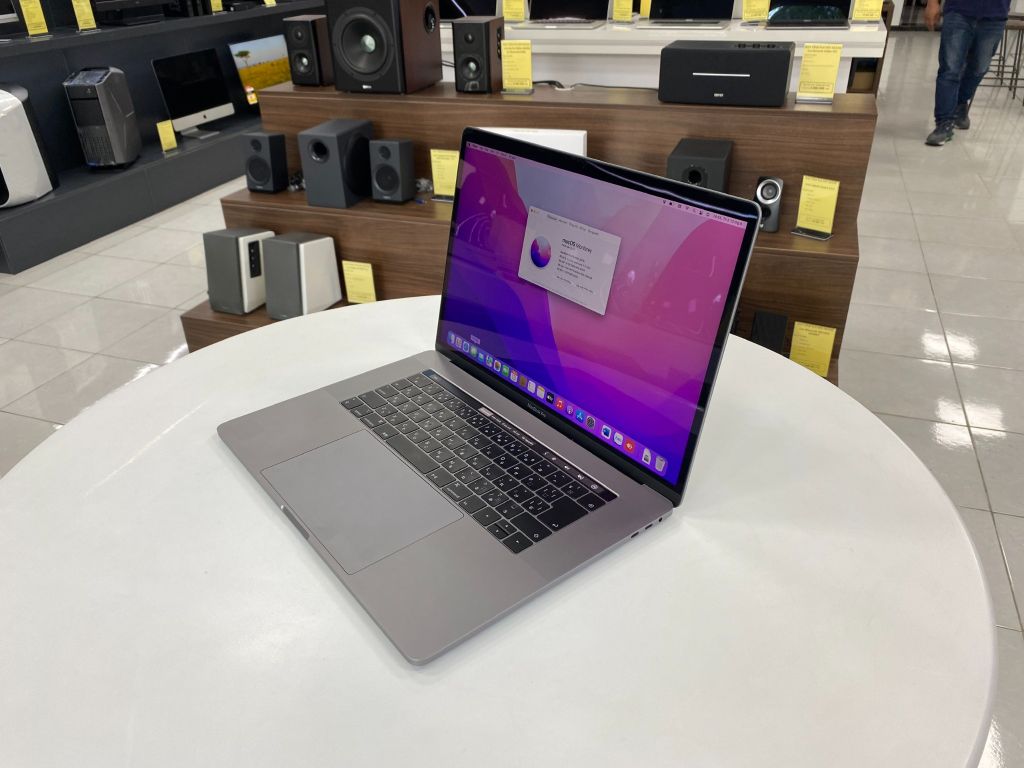 MacBook Pro 2018 15 inch (MR932) (Core i7 2.2GHz/ 16GB RAM/ 256GB SSD / AMD Pro 555X 4GB/ Gray)– Like new