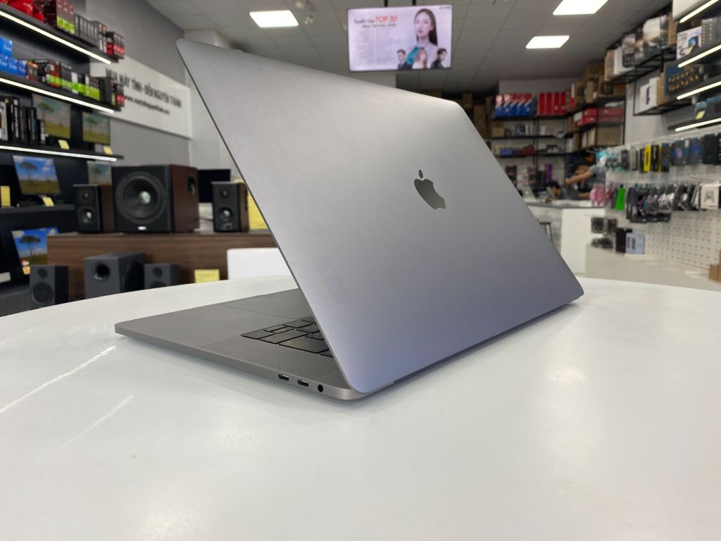 MacBook Pro 2018 15 inch (MR932) (Core i7 2.2GHz/ 16GB RAM/ 256GB SSD / AMD Pro 555X 4GB/ Gray)– Like new