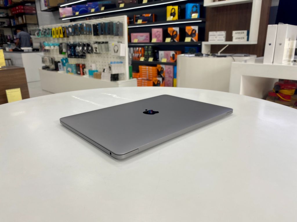 MacBook Pro 13 inch A2289 2020 Like New 99%