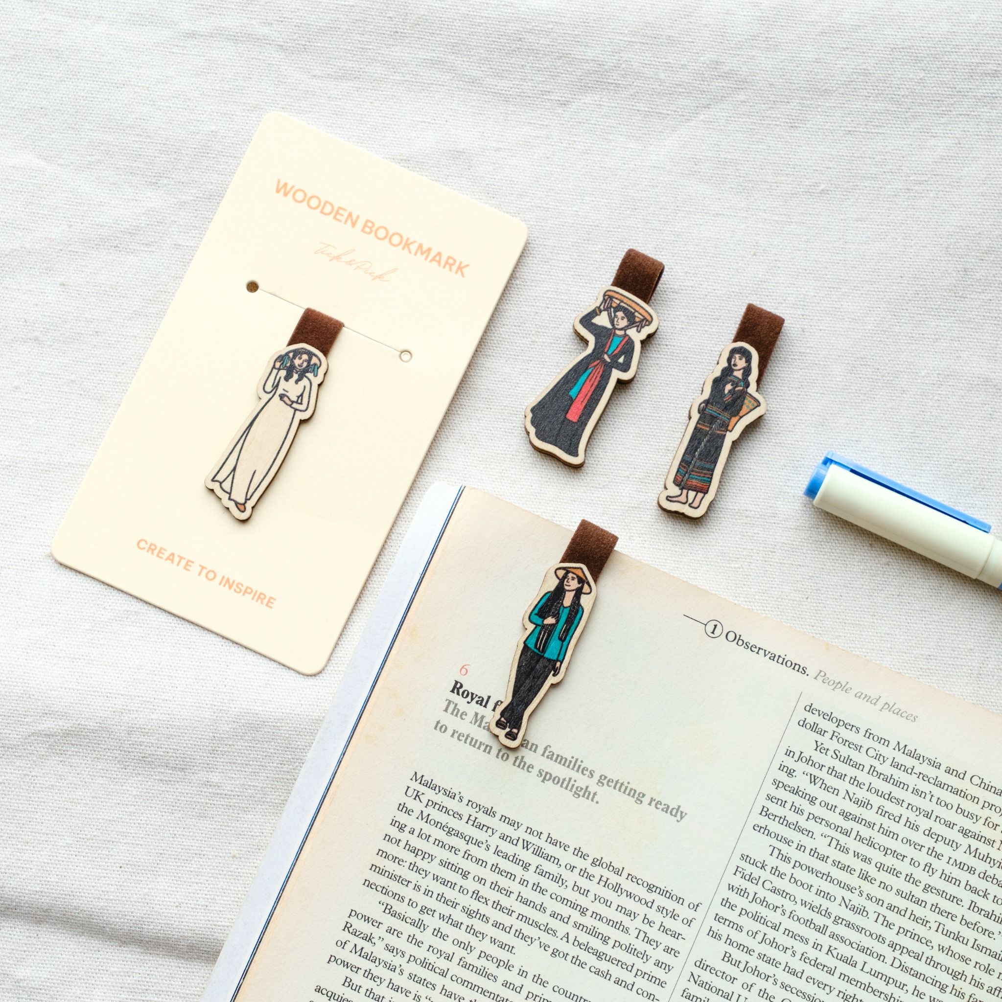 Wooden Bookmark - Trang phục truyền thống