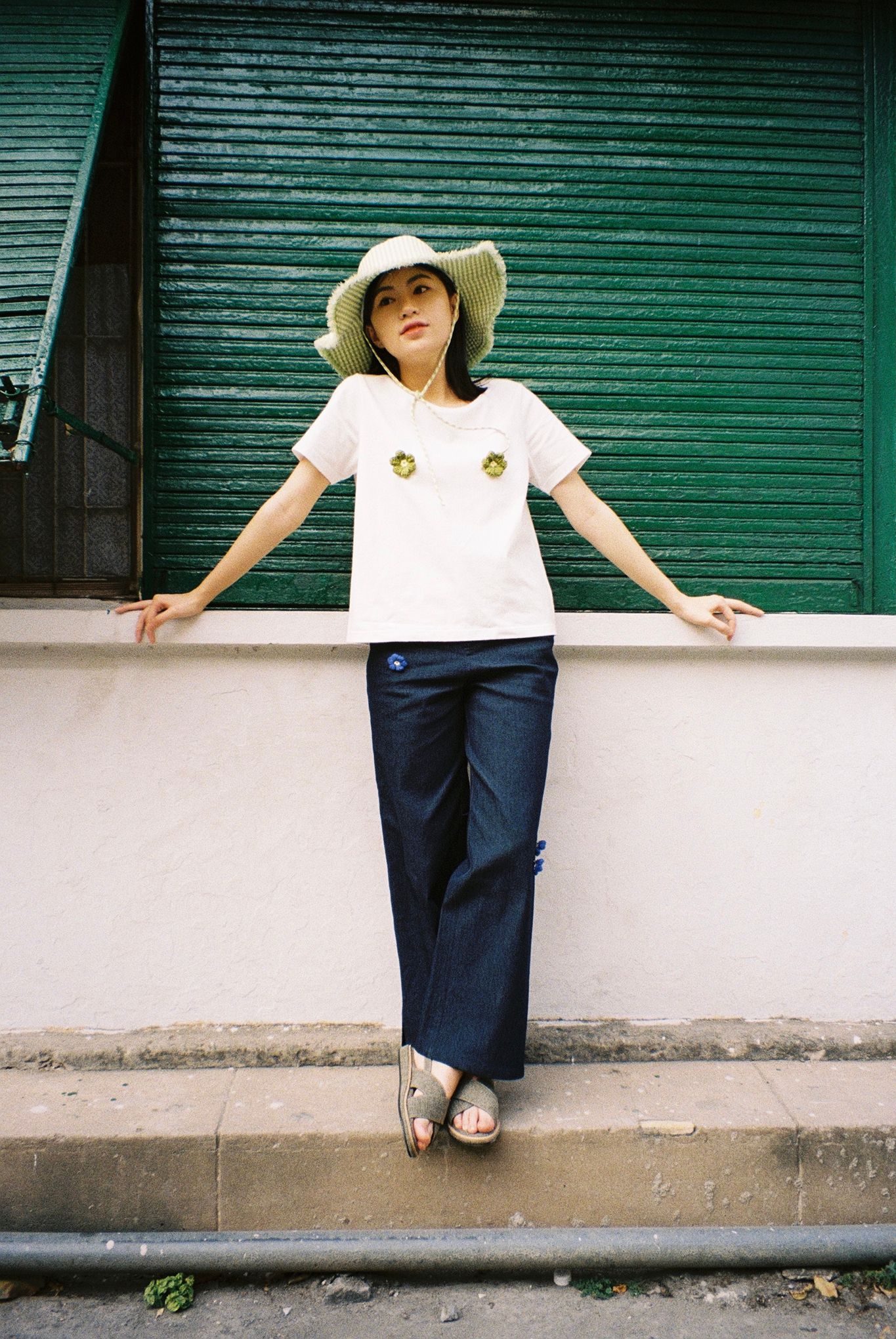 Straight Legs Jeans With Removable Flower Pins