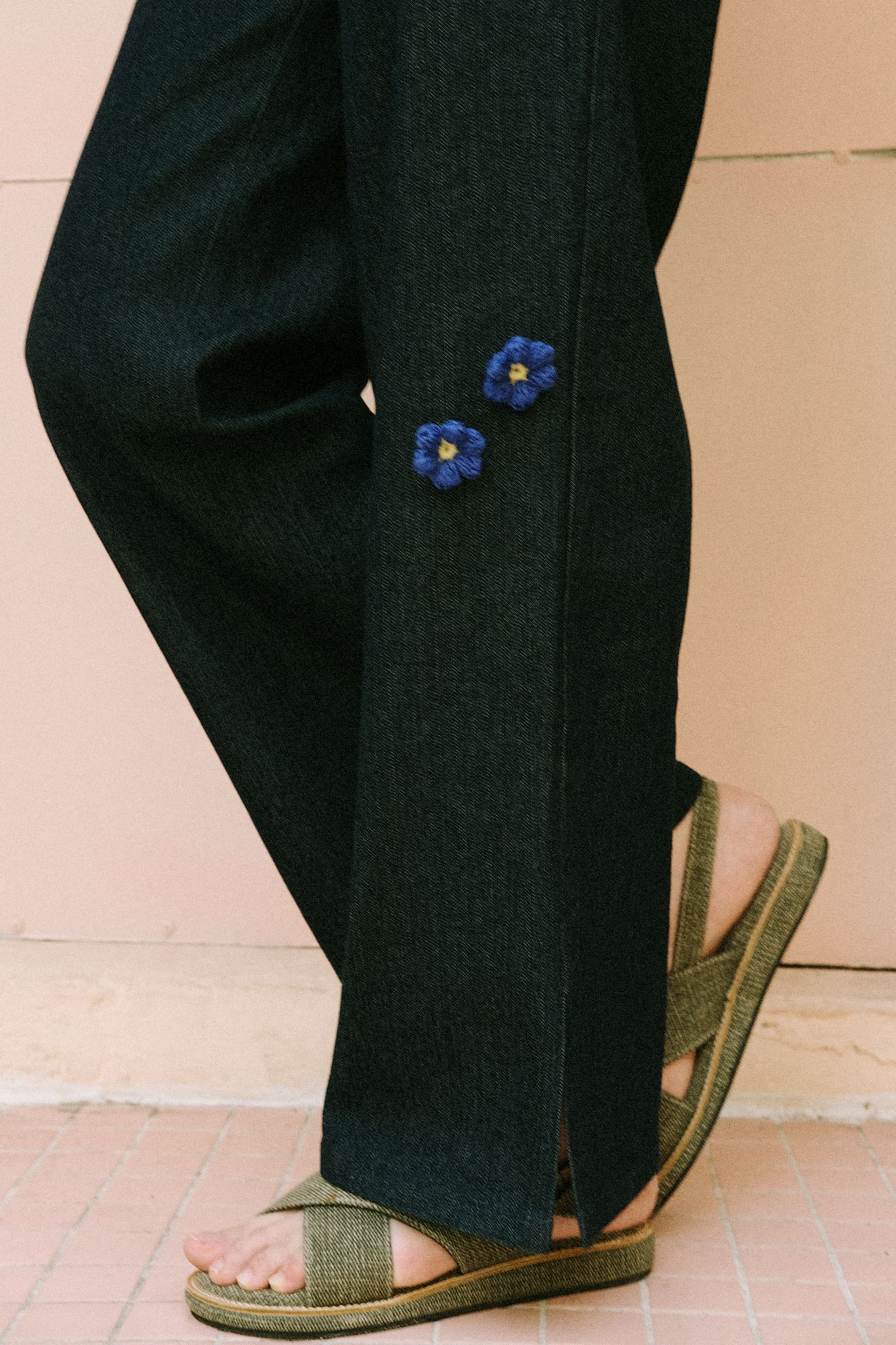 Straight Legs Jeans With Removable Flower Pins
