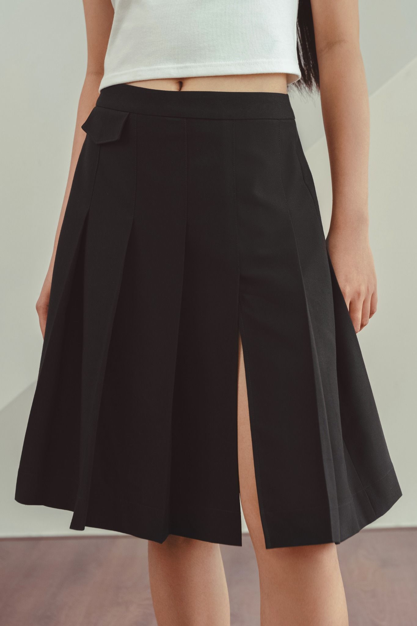  Black Pleated Side Slit Mid-Length Skirt 