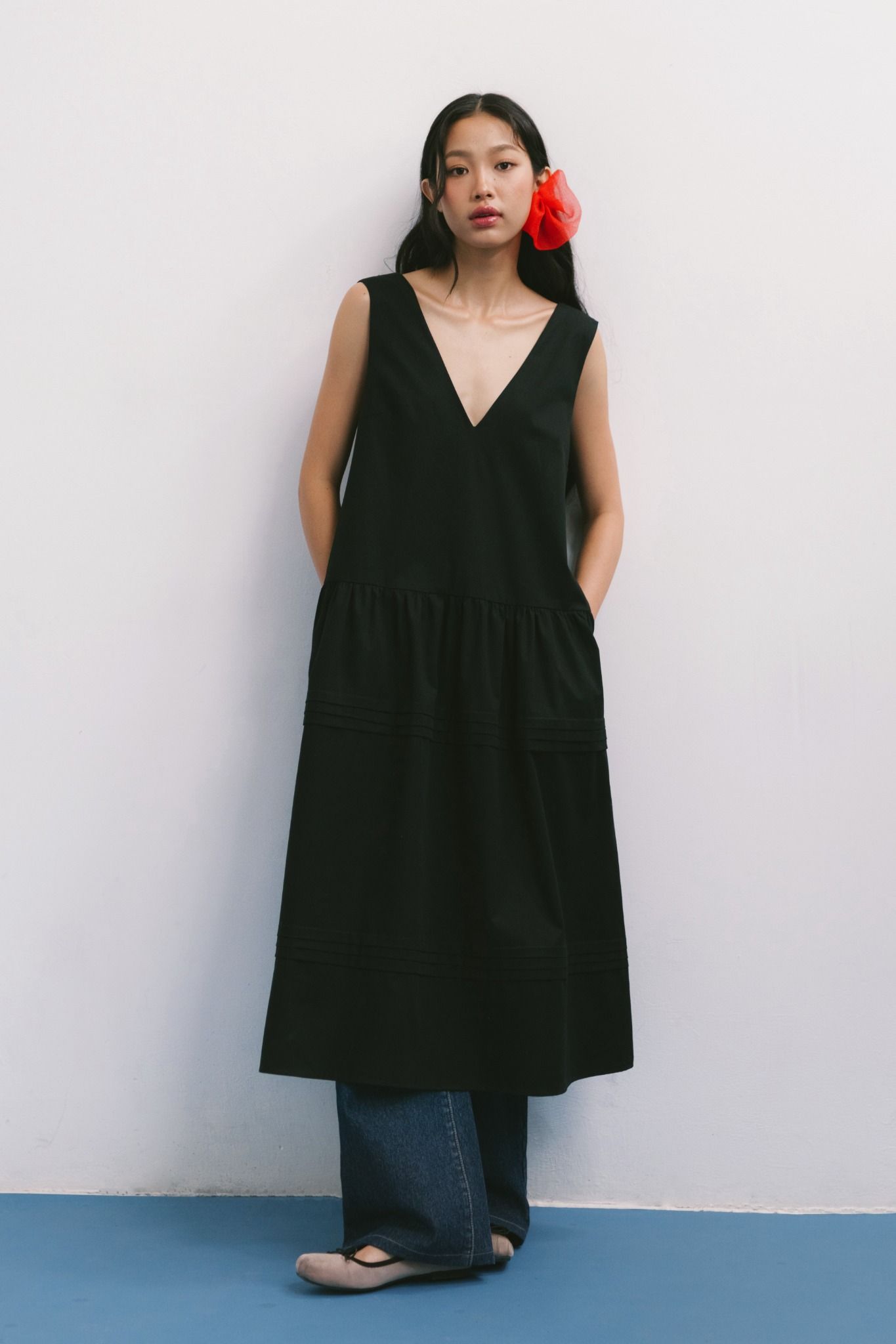  Black V-neck Tiered Midi Dress 