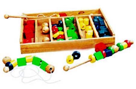  MG036 - Wooden box with beads 