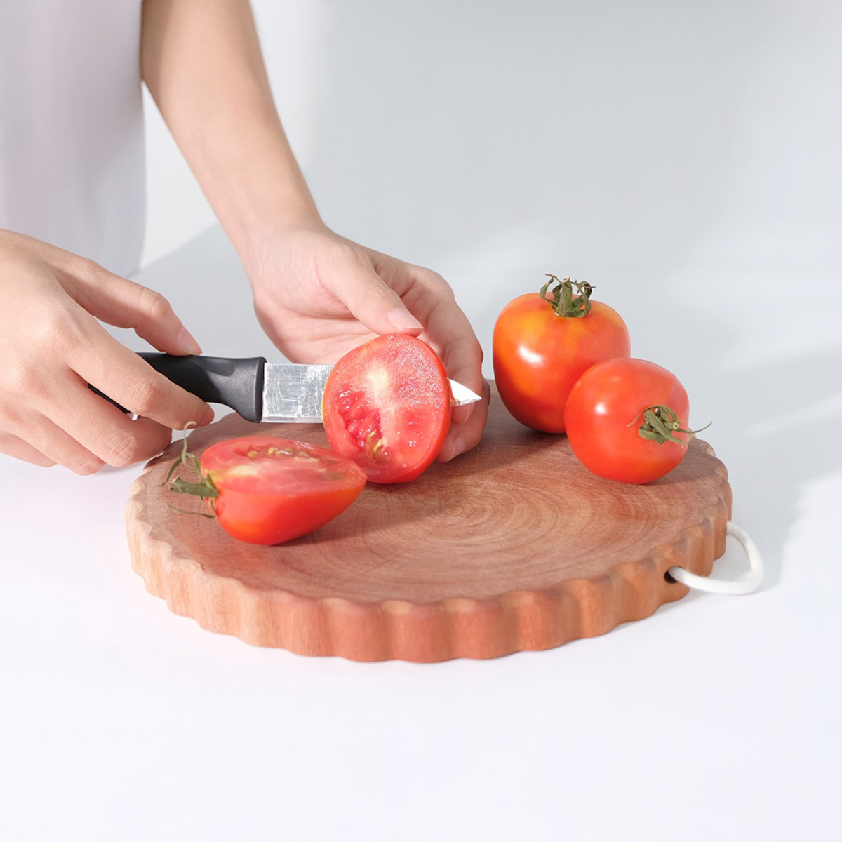 XK883 - Wooden cutting board cookie shape 22cm
