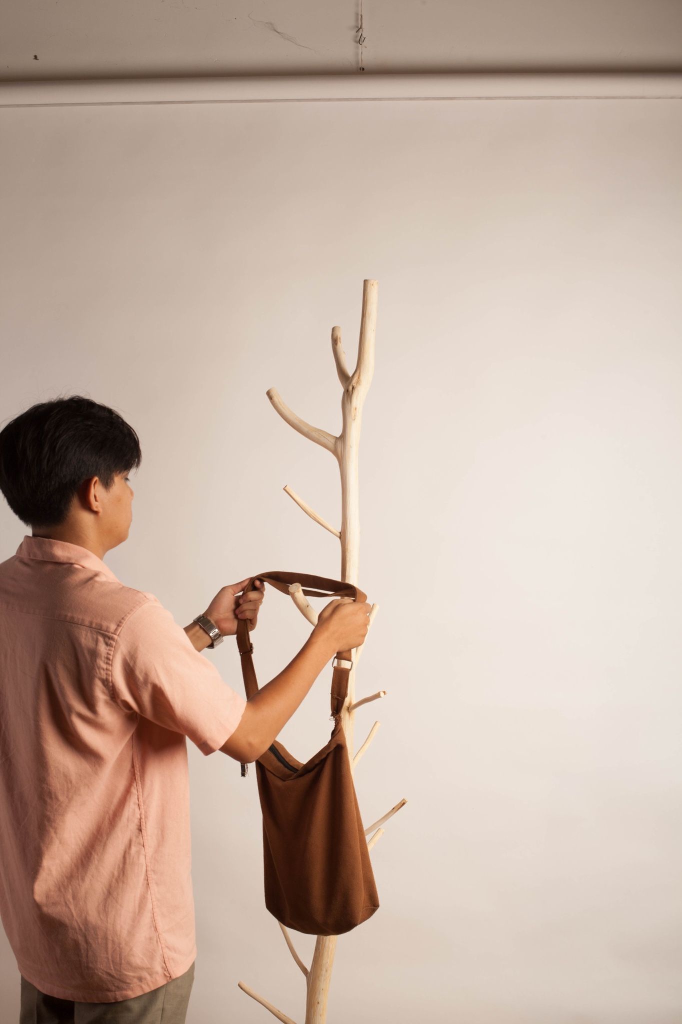 Cây treo quần áo gỗ tự nhiên thân trắng