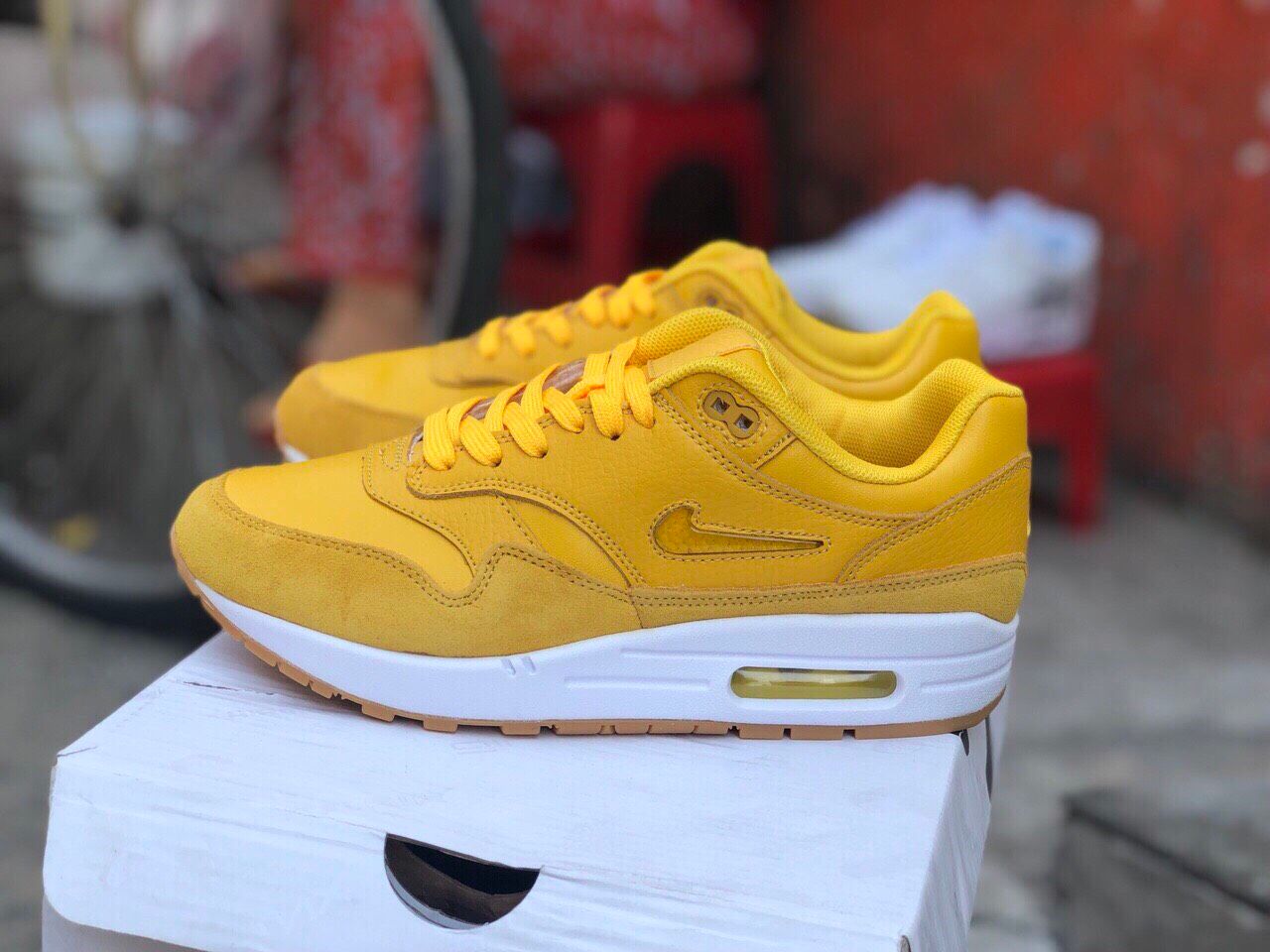 GIÀY THỂ THAO NIKE AIR FORCE 1 YELLOW