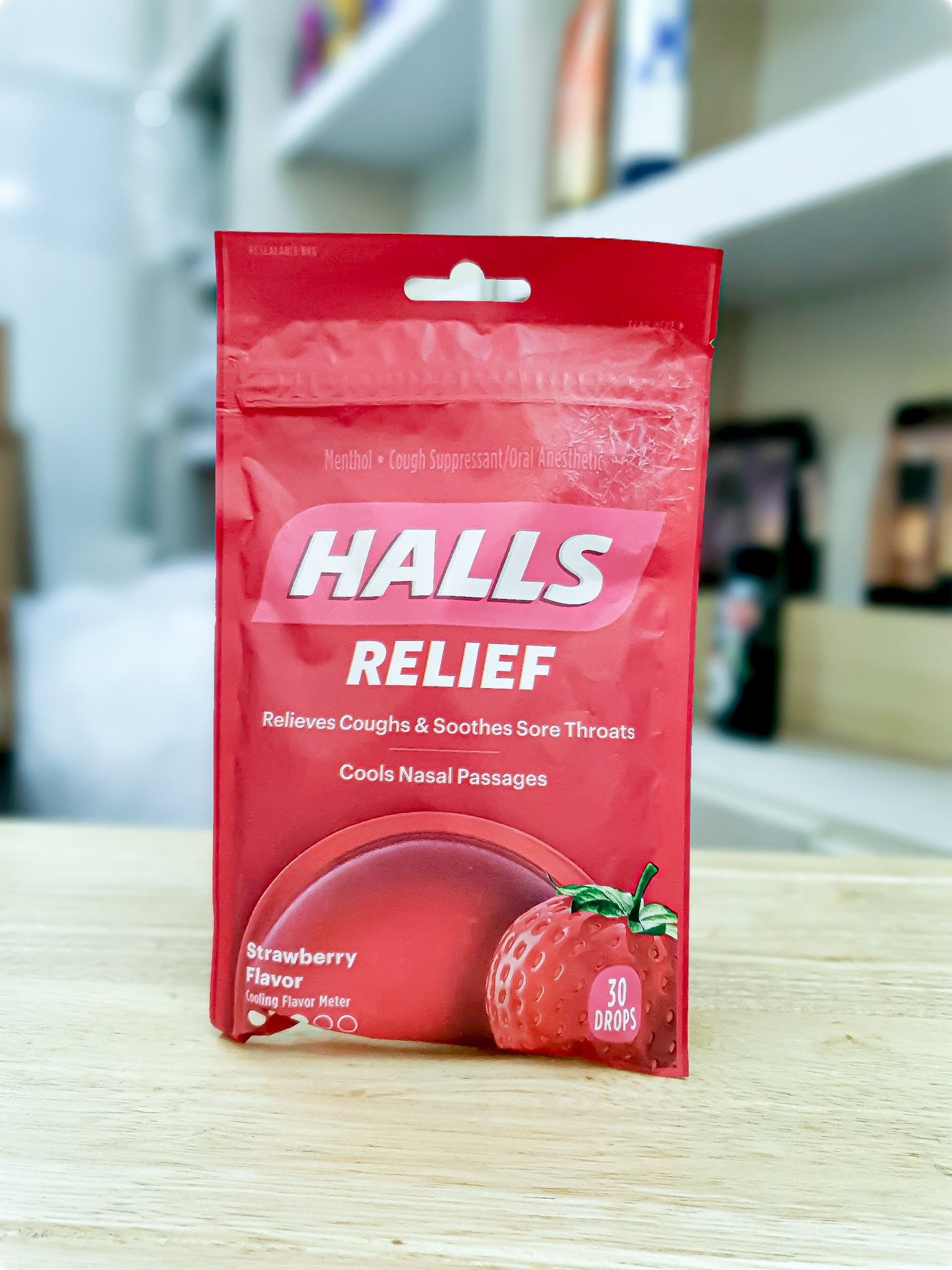 Kẹo Halls SOOTHES AND RELIEVES Strawberry 30 Viên