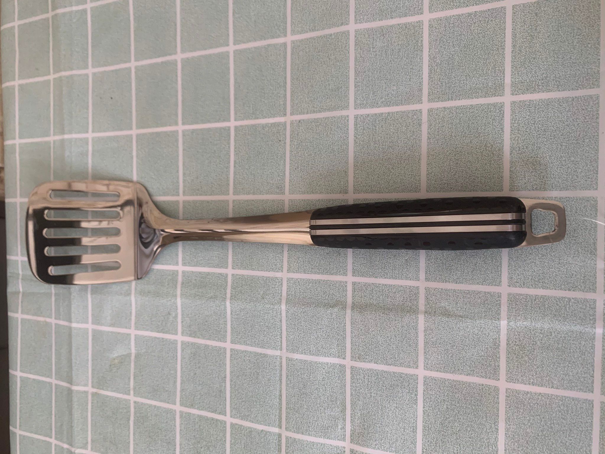 Sạn inox lỗ nẹp đen