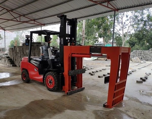 Bộ công tác kẹp gạch – Sản phẩm tiện dụng trong nhà máy gạch