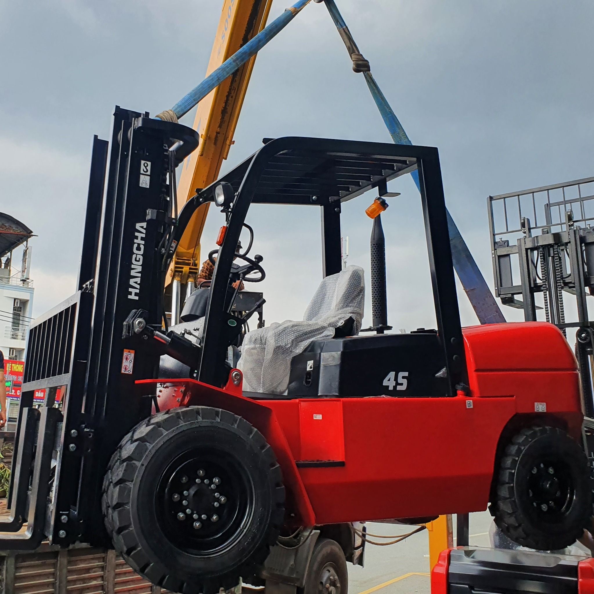 Xe Nâng Dầu 4.5 Tấn Mới 100% || Giá Hơn 3xx Triệu || Bảo Hành 2 Năm
