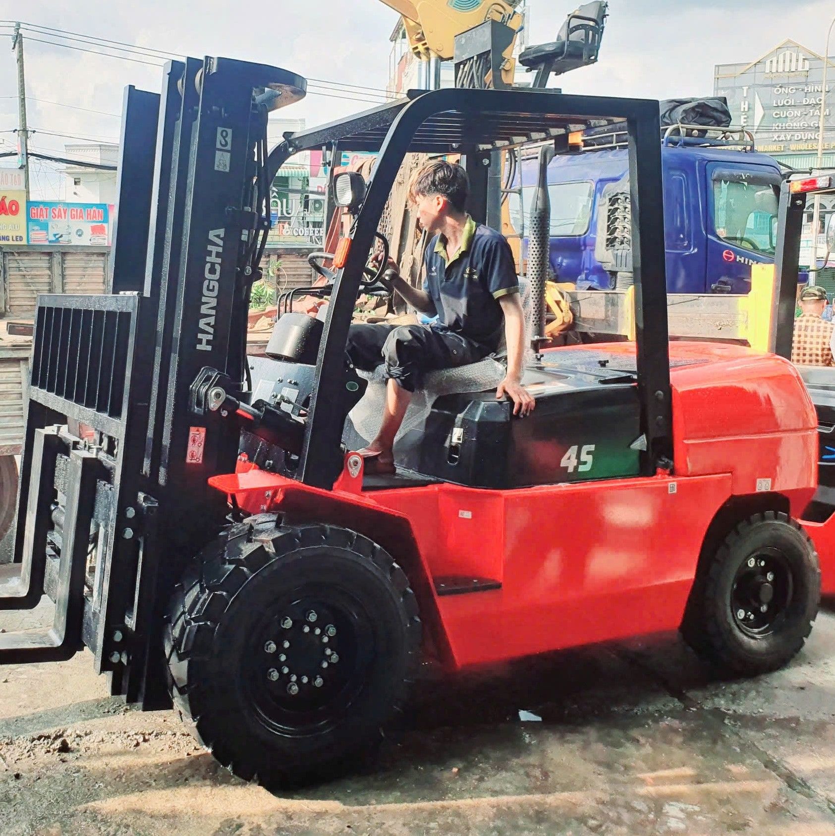 Xe Nâng Dầu 4.5 Tấn Mới 100% || Giá Hơn 3xx Triệu || Bảo Hành 2 Năm