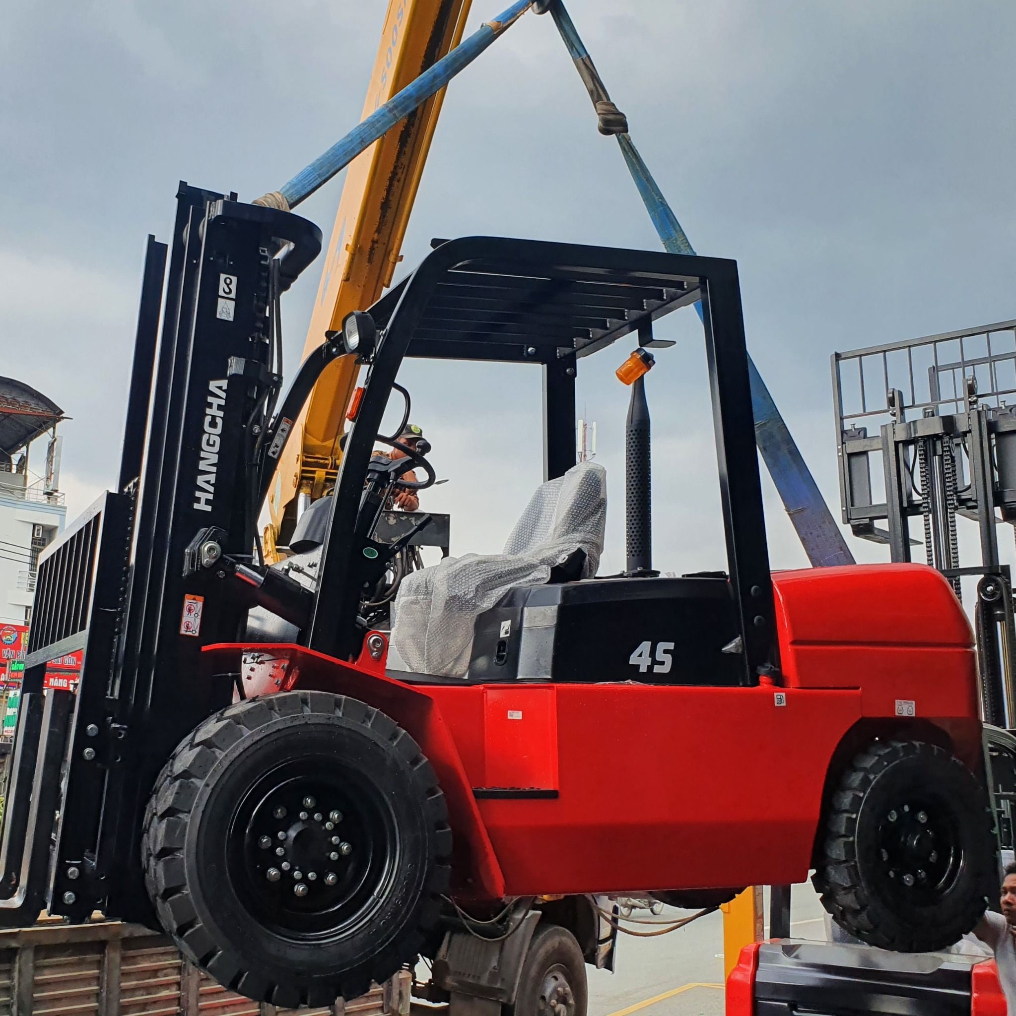 Xe Nâng Dầu 4.5 Tấn Mới 100% || Giá Hơn 3xx Triệu || Bảo Hành 2 Năm