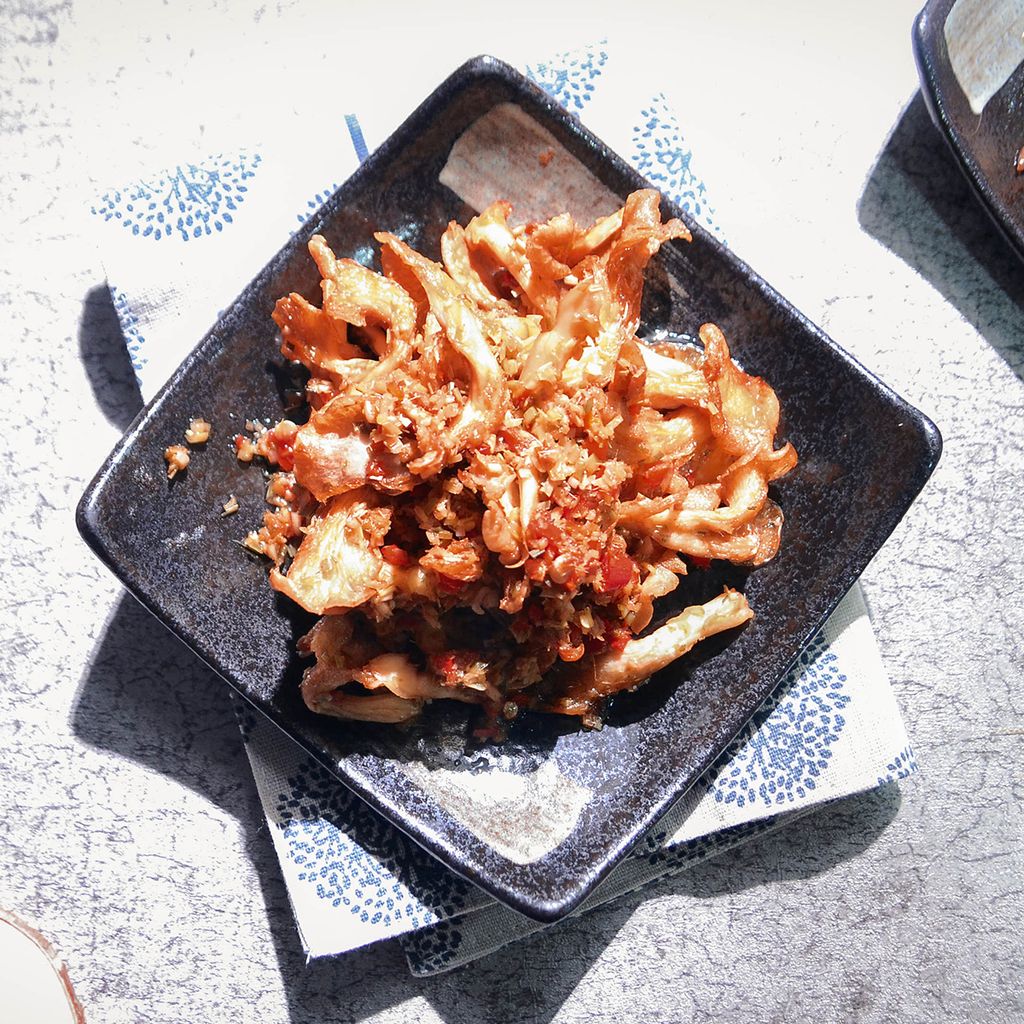  NẤM BÀO NGƯ XÀO SẢ (Stir- Fried Abalone Mushroom With Lemongrass) 
