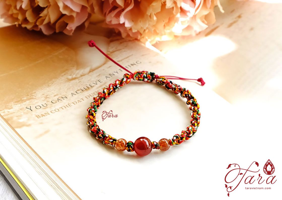 Dây ngũ sắc Tây Tạng thắt đá Garnet và Thạch anh tóc đỏ - món quà ý nghĩa cho cả gia đình