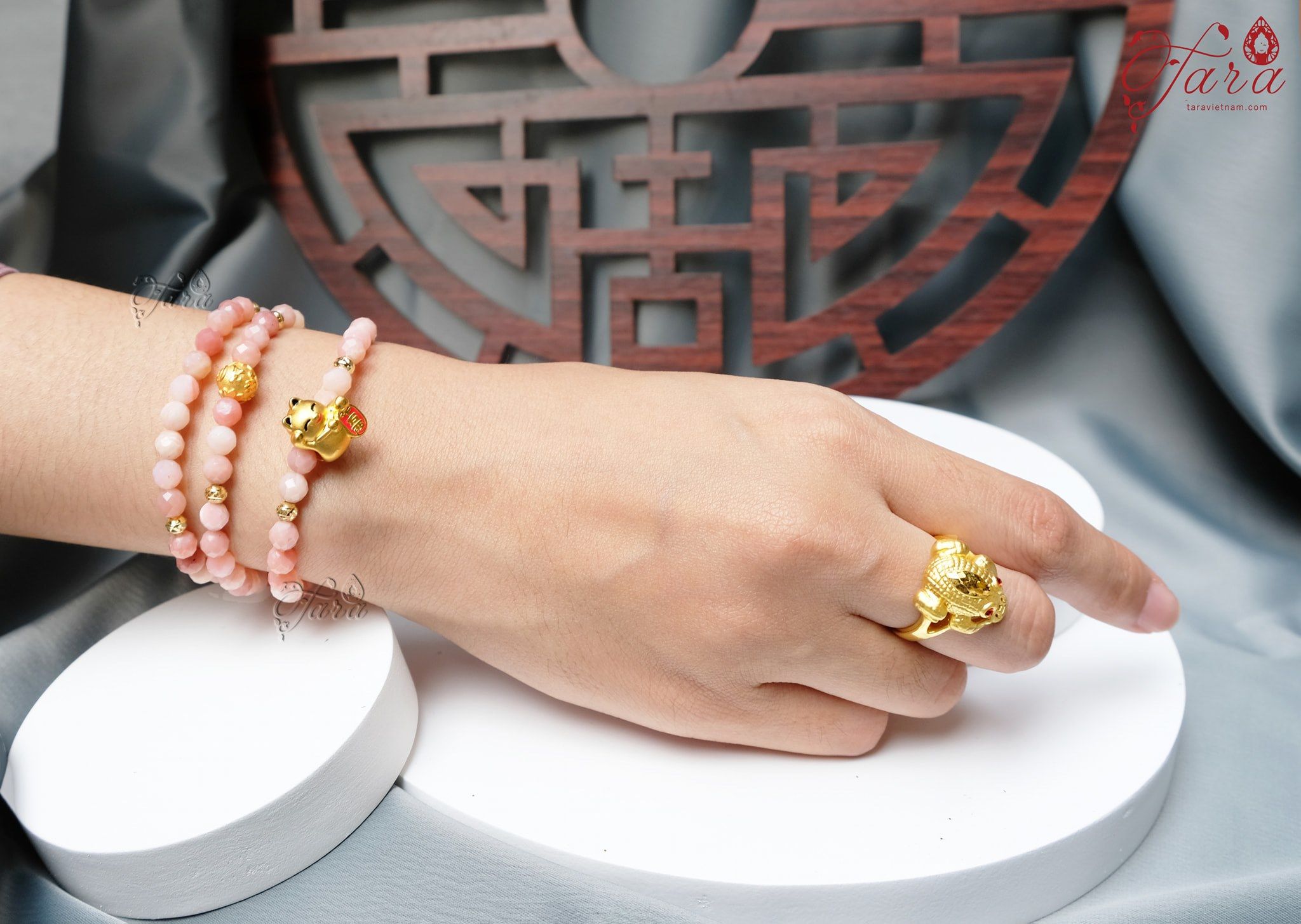 Chuỗi đá đào hoa mix charm vàng tài lộc 24k