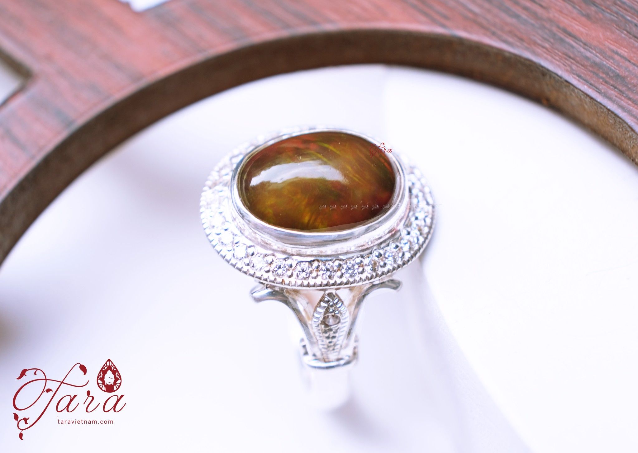 Nhẫn Opal đen độc đáo, sang trọng