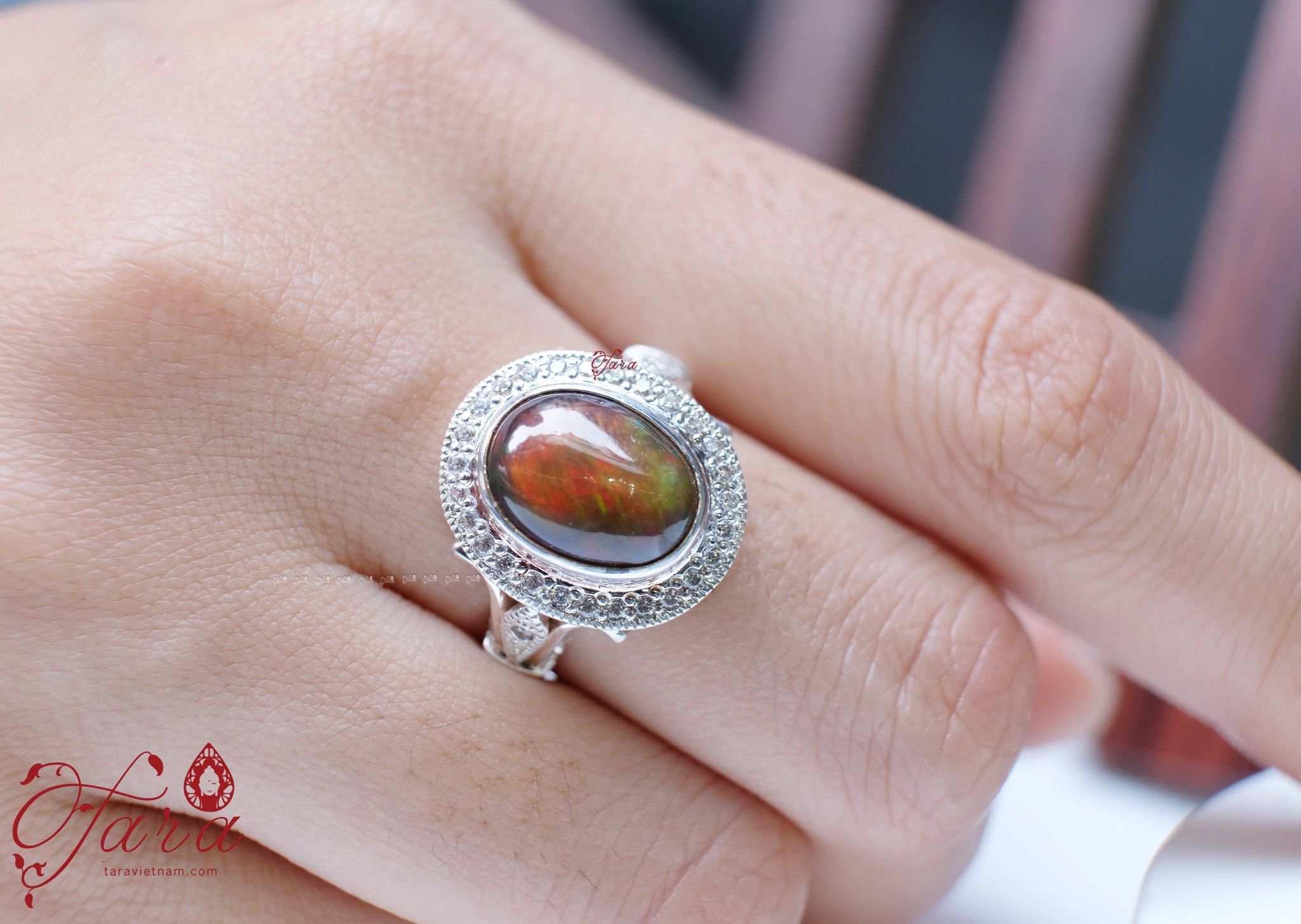 Nhẫn Opal đen độc đáo, sang trọng