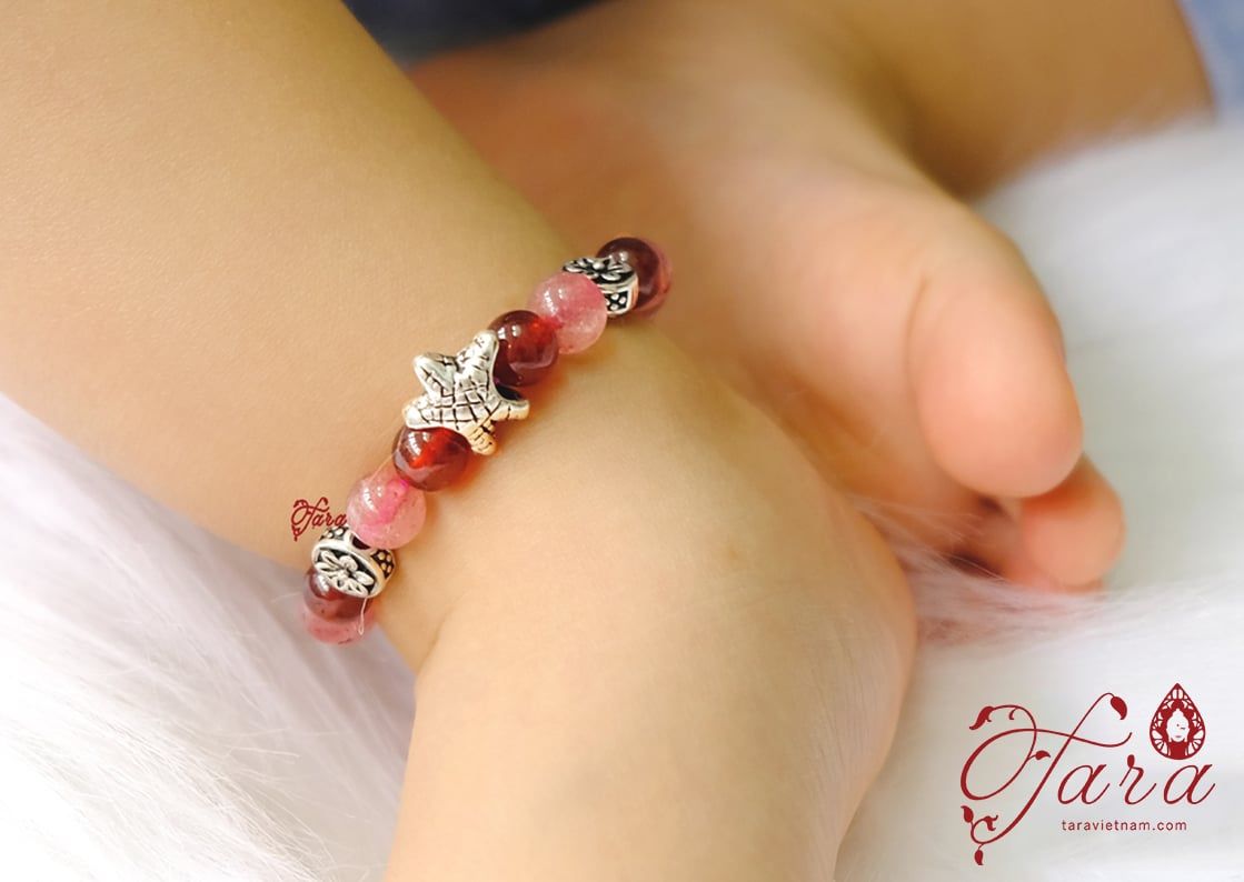Vòng em bé Thạch anh dâu hồng mix Garnet và Charm bạc xinh xắn
