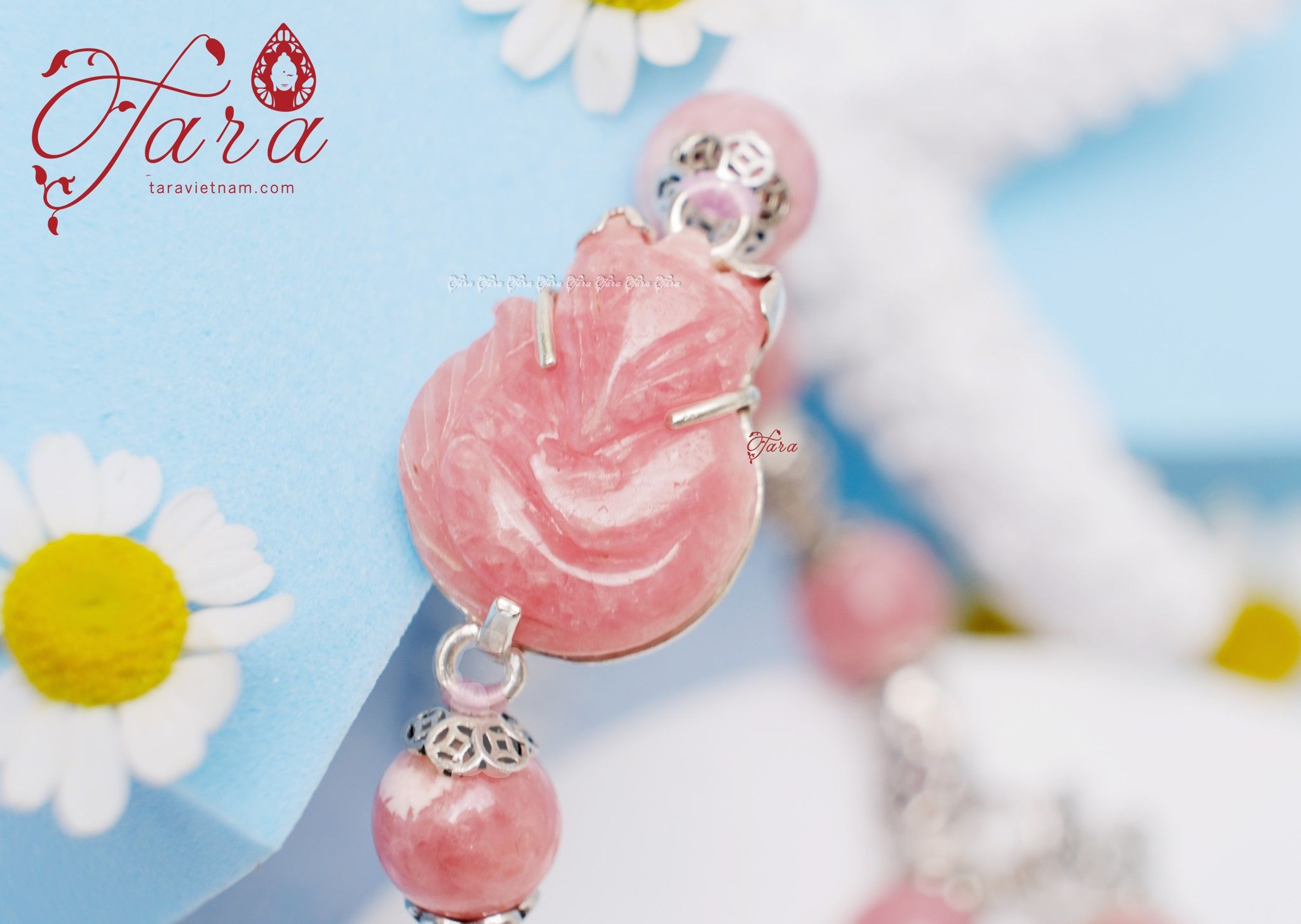A011 - Vòng tay Hồ Ly đá Đào Hoa mix Charm bạc duyên dáng