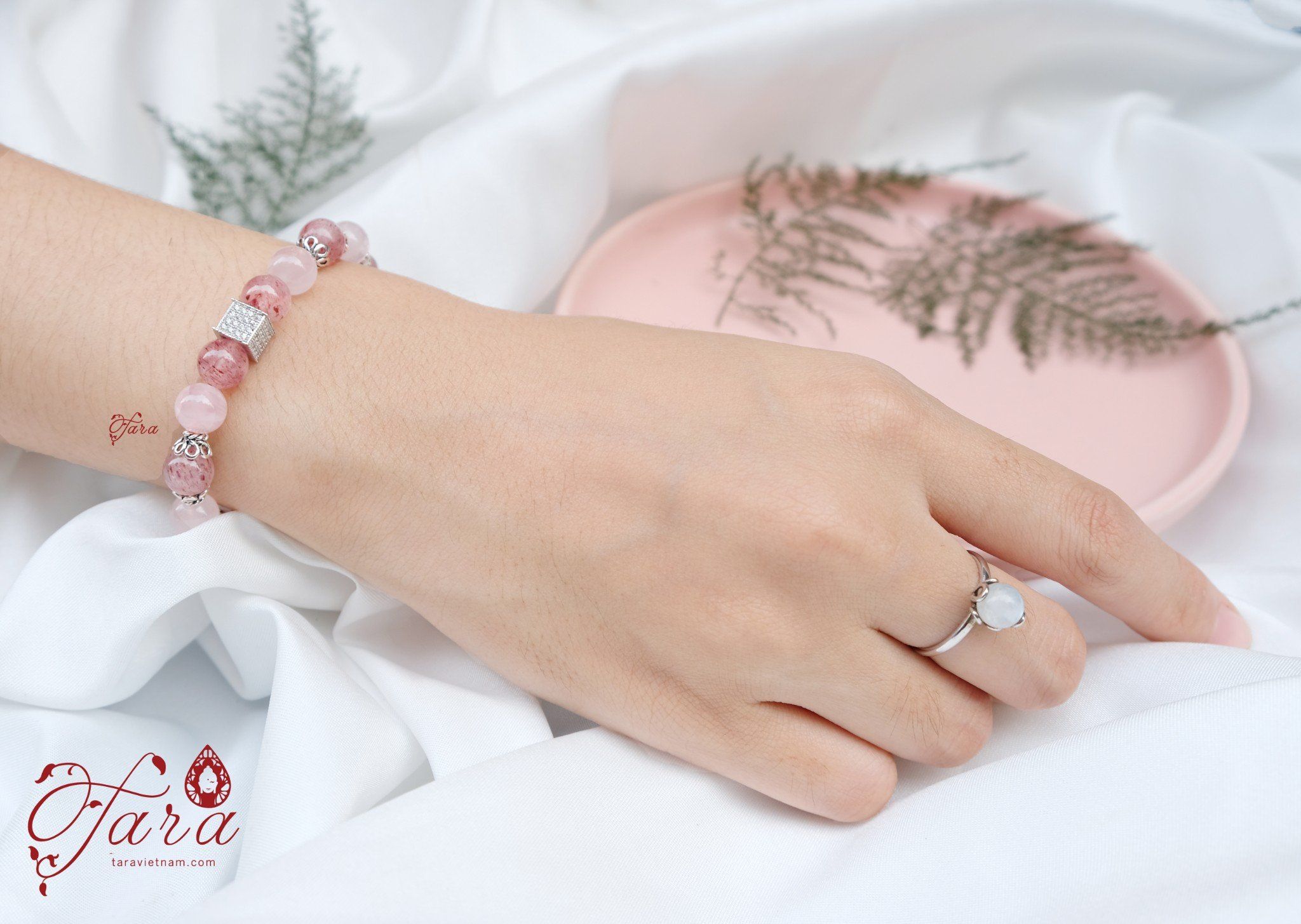Vòng tay Thạch anh dâu mix Thạch anh hồng và Charm bạc cao cấp nữ tính, dịu dàng