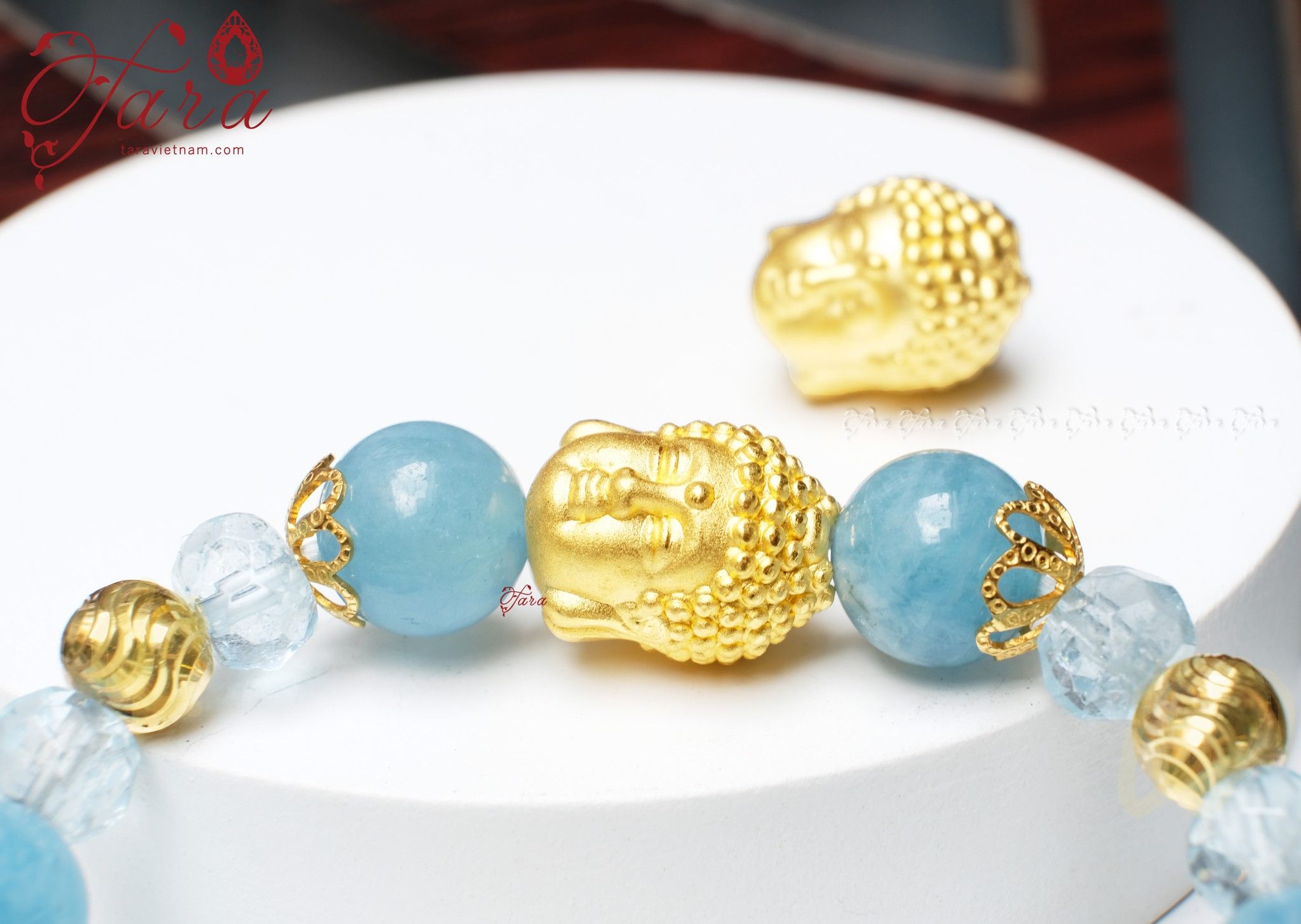 Vòng đá Aquamarine mix Topaz nhiệm màu và charm vàng sang trọng