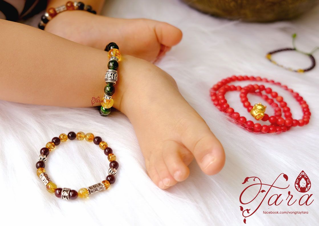 Vòng em bé đá Diopside và Hổ Phách mix Charm Bạc khắc Chú bình an
