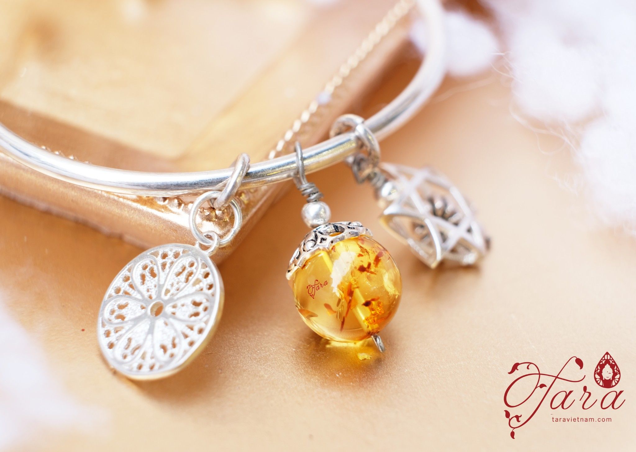 Lắc Bạc Hổ Phách May Mắn tặng quý cô sành điệu