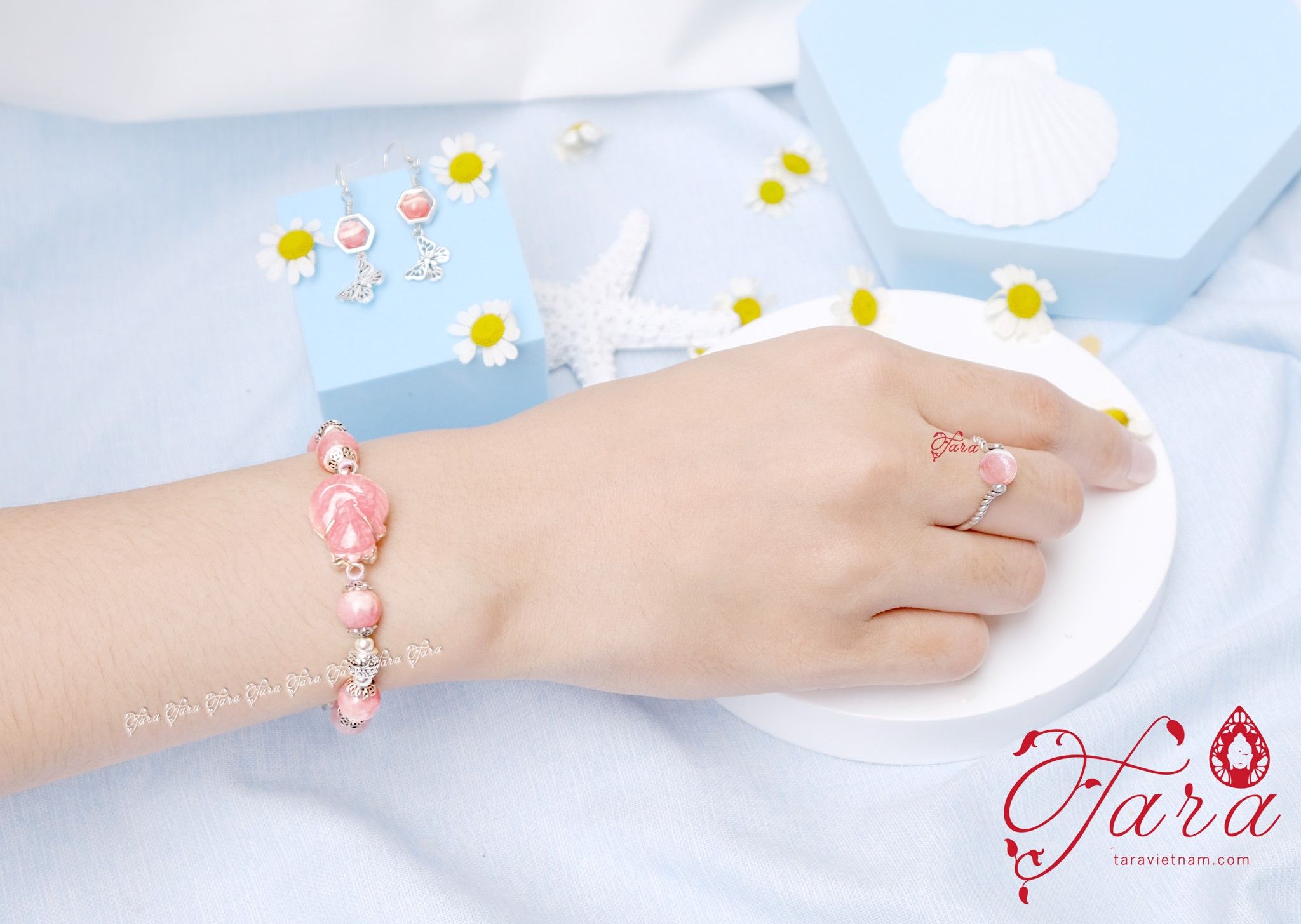 A011 - Vòng tay Hồ Ly đá Đào Hoa mix Charm bạc duyên dáng