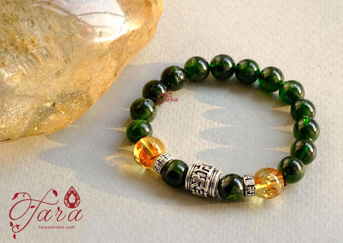 Vòng em bé đá Diopside và Hổ Phách mix Charm Bạc khắc Chú bình an