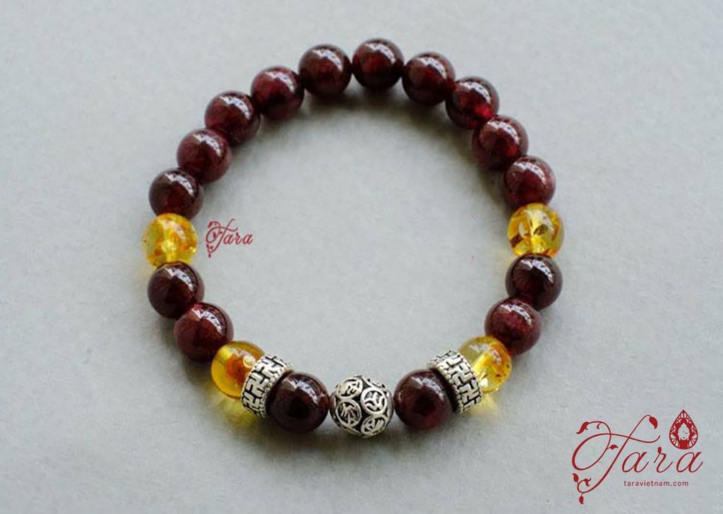 Vòng tay em bé đá Hổ Phách mix Garnet và Charm Bạc khắc Chú bình an