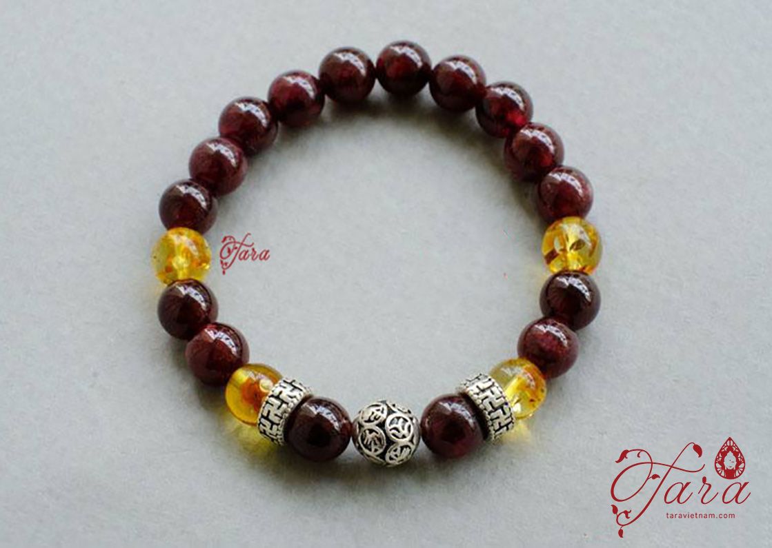 Vòng tay em bé đá Hổ Phách mix Garnet và Charm Bạc khắc Chú bình an
