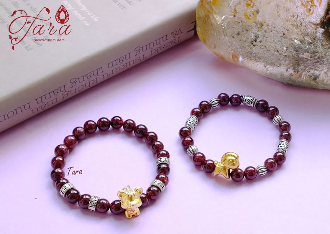 Vòng em bé đá Garnet mix Charm Con Giáp hộ mệnh