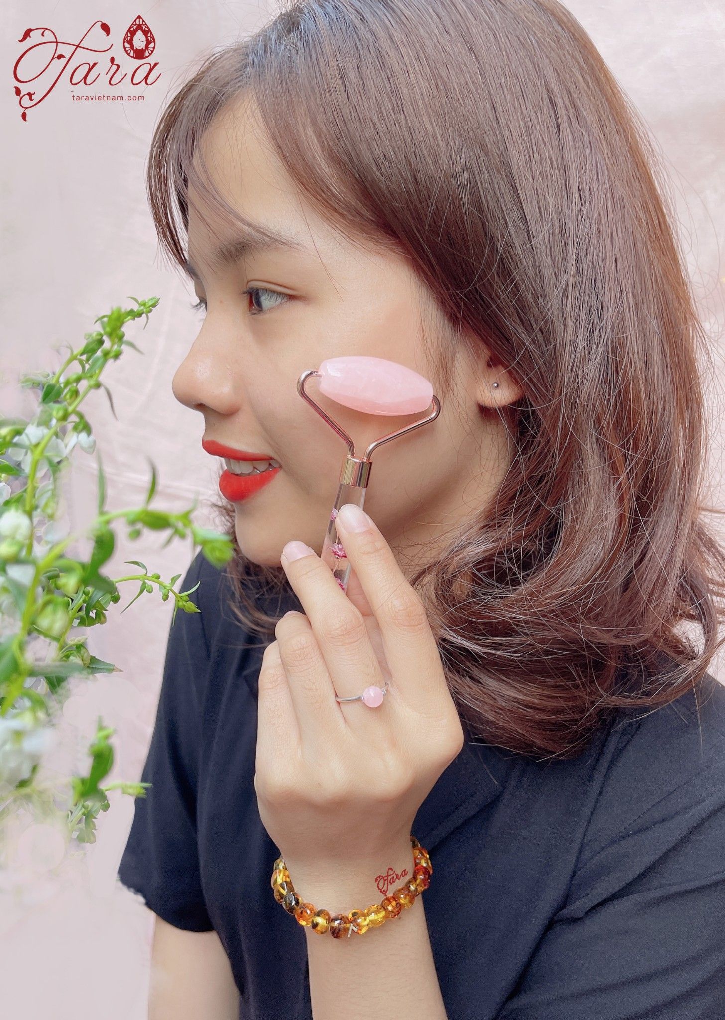 A004 - Cây lăn massage mặt Thạch anh hồng- Lưu giữ vẻ đẹp tự nhiên