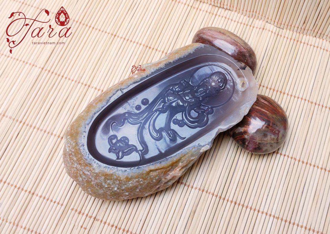 Tượng Quan Âm đứng - dáng dài- đá Mã não đặt bàn làm việc