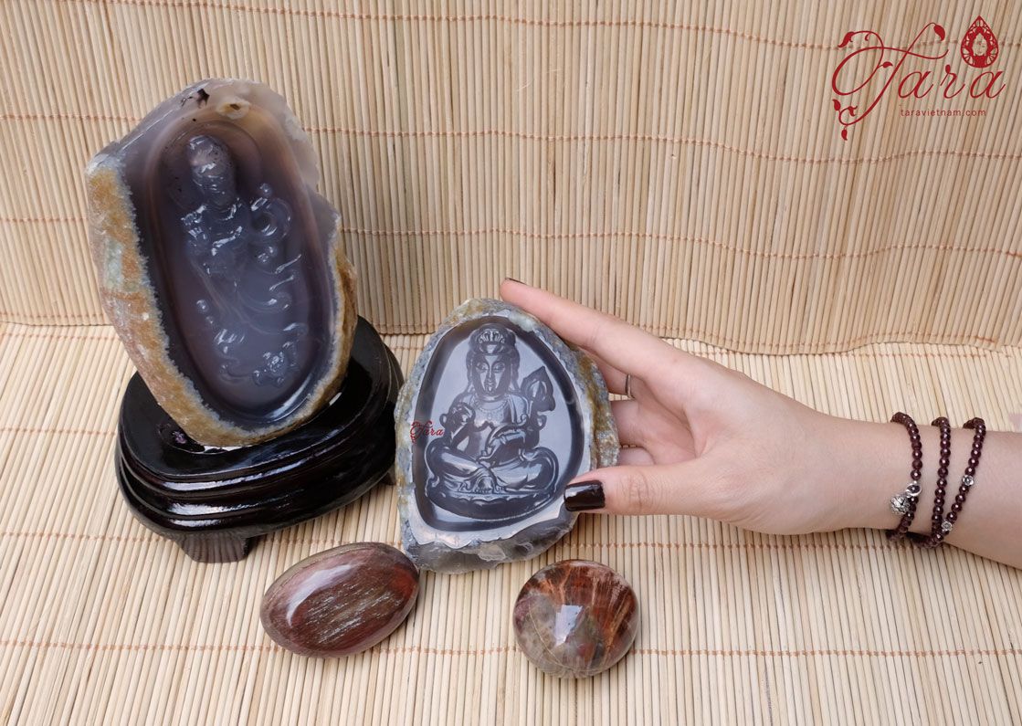 Tượng Quan Âm cầm bông sen đá Mã não đặt bàn làm việc