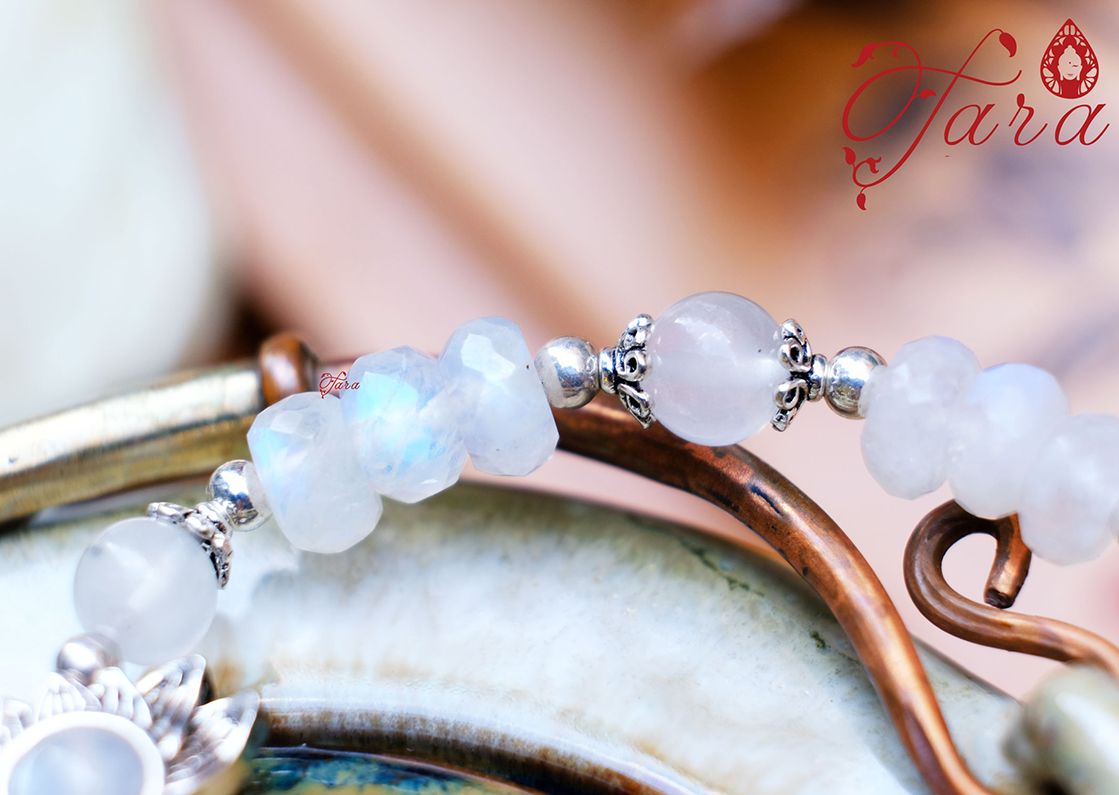 Vòng tay Moonstone mix Charm Hoa Sen Bạc 925