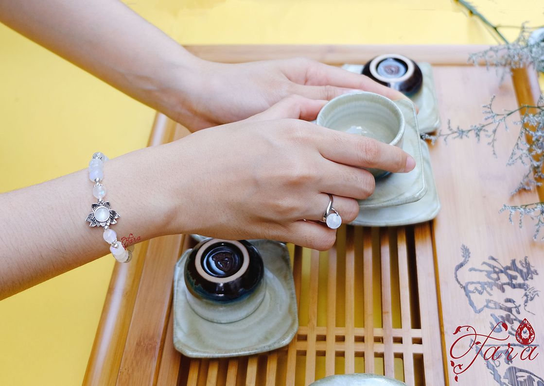 Vòng tay Moonstone mix Charm Hoa Sen Bạc 925