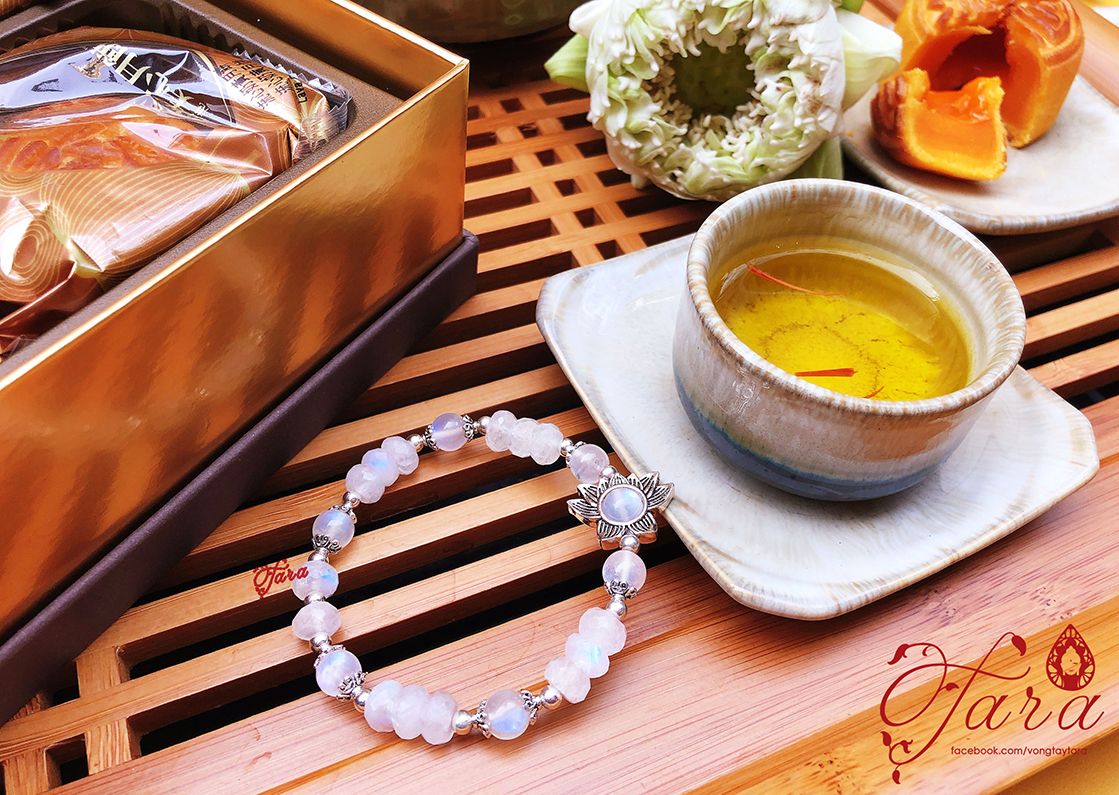 Vòng tay Moonstone mix Charm Hoa Sen Bạc 925