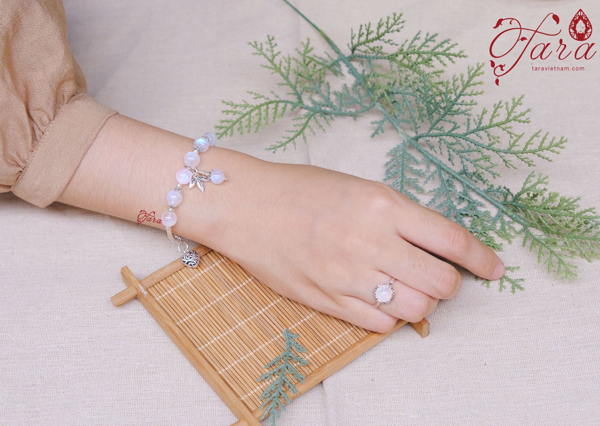 Kiềng tay đá Moonstone mix Charm bạc Thái