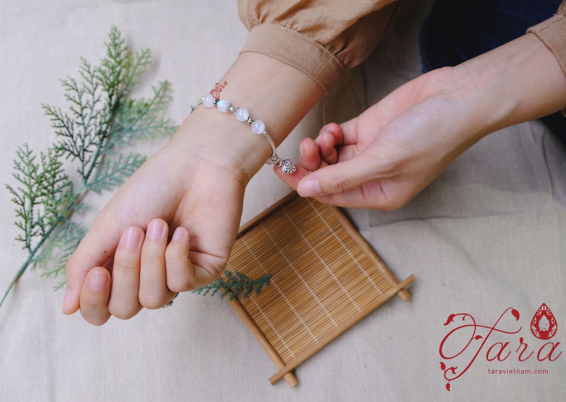 Kiềng tay đá Moonstone mix Charm bạc Thái