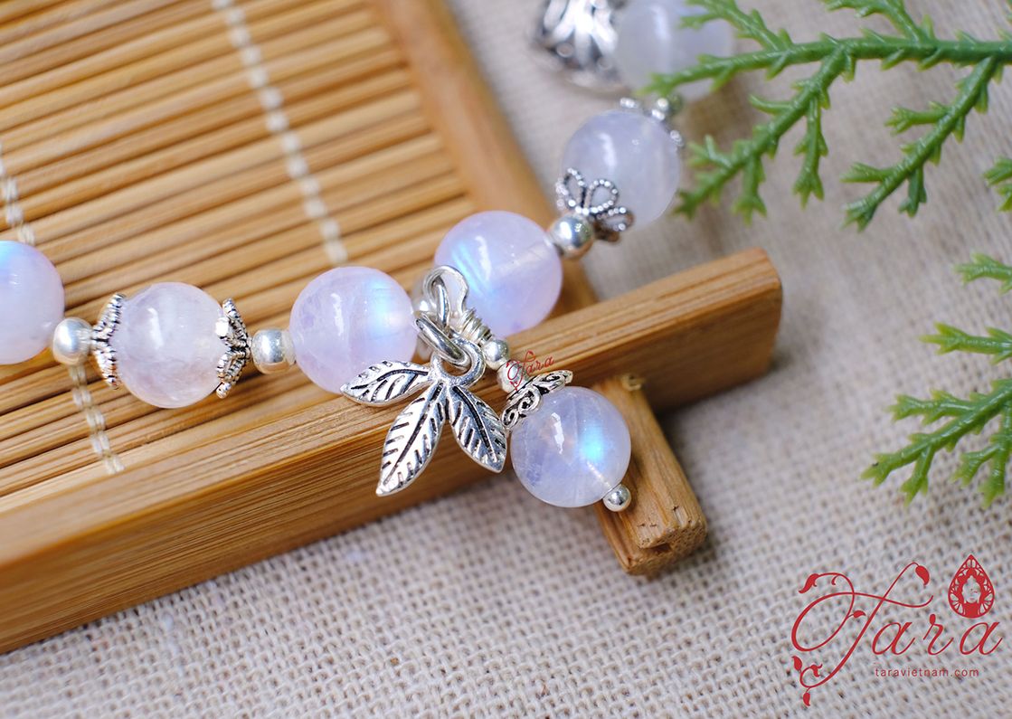 Kiềng tay đá Moonstone mix Charm bạc Thái